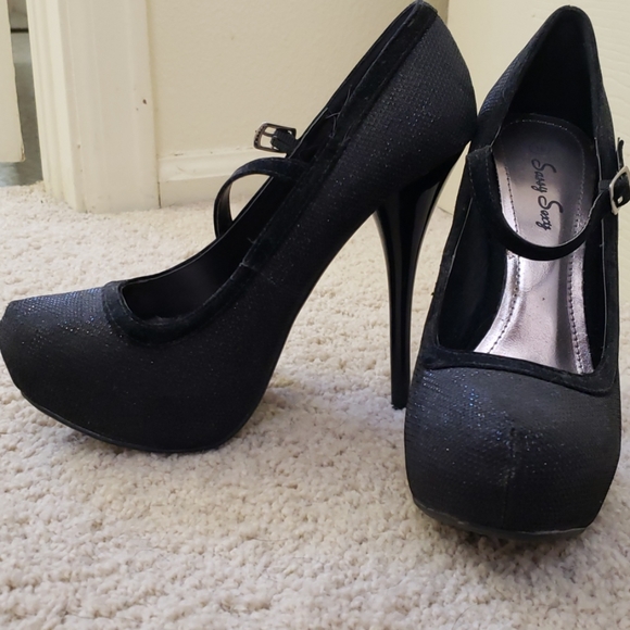 Heels - Picture 1 of 2